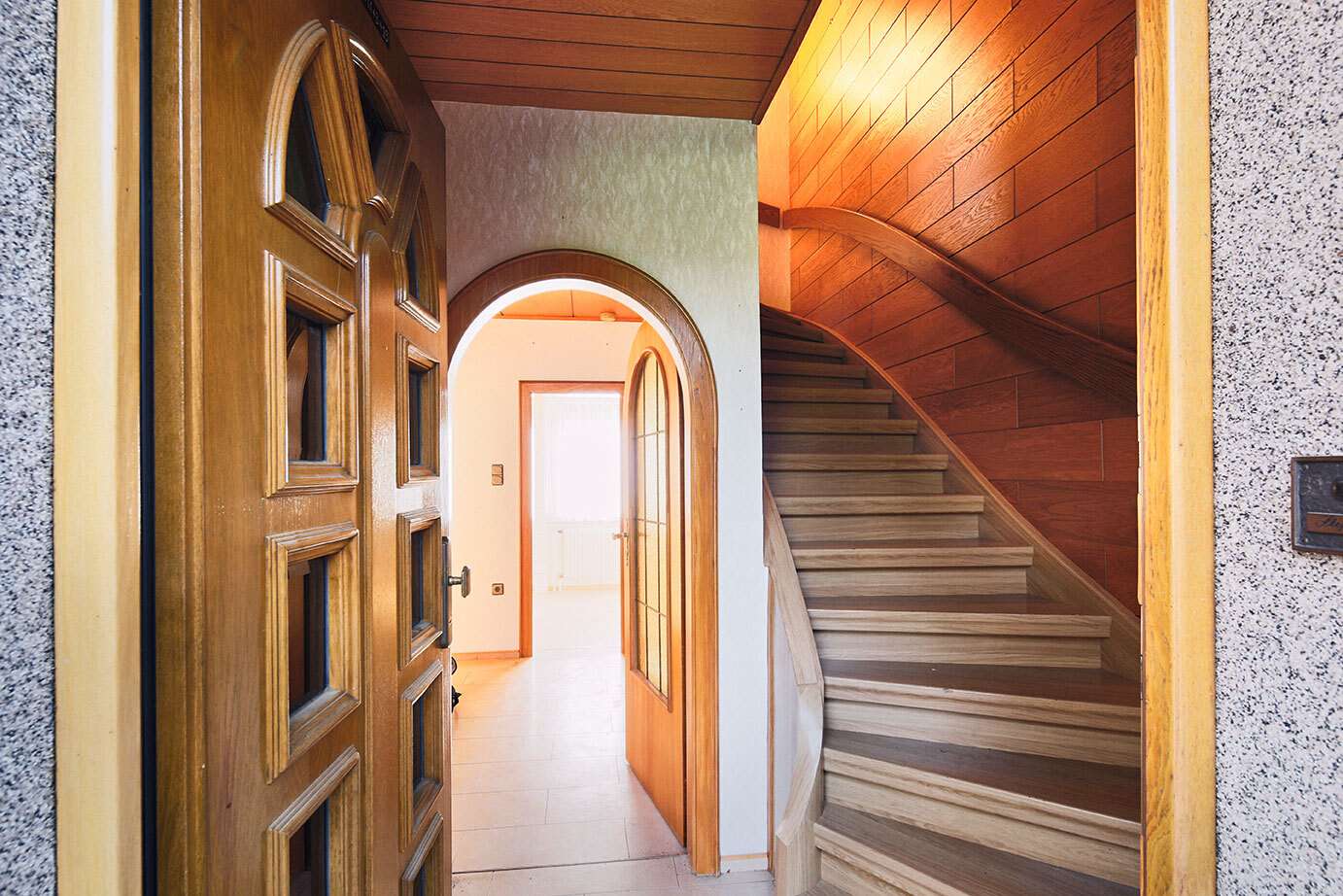 Eingangsbereich mit Treppenaufgang 