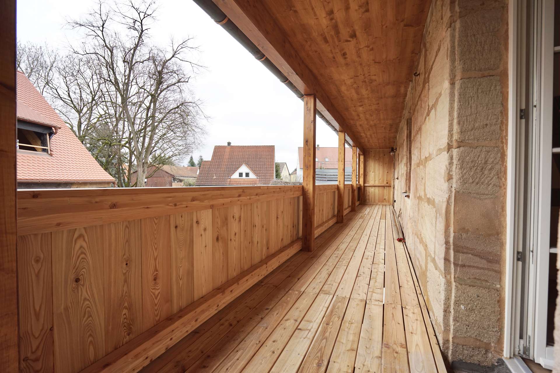 ruhiger Balkon mit Abtrennung zum Nachbarn