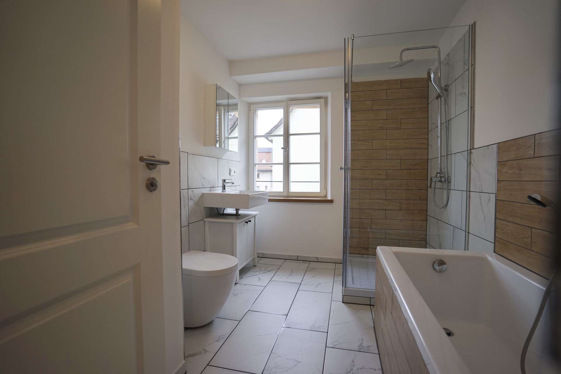 Bad mit Wanne + Dusche 