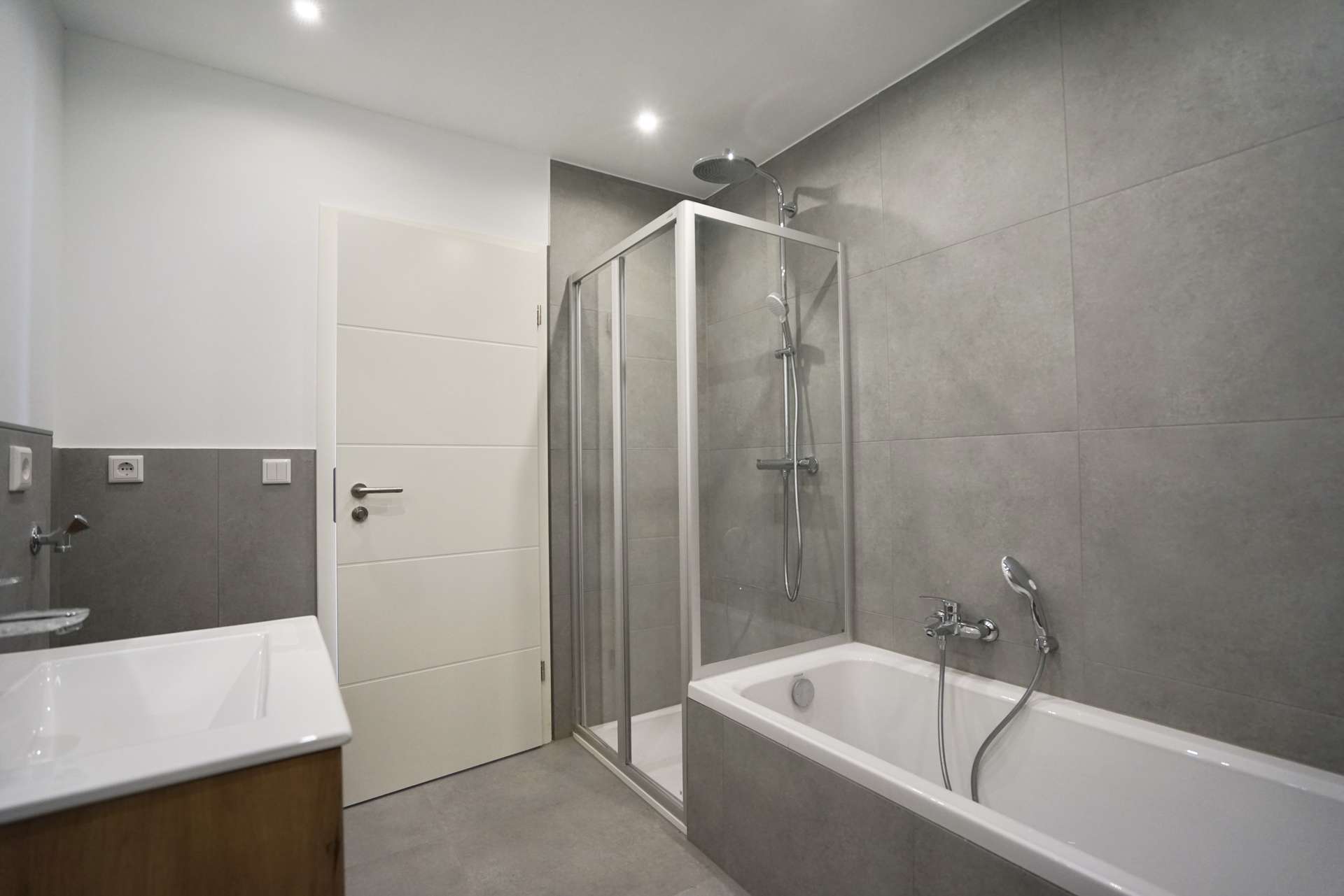 Bad mit Wanne und Dusche