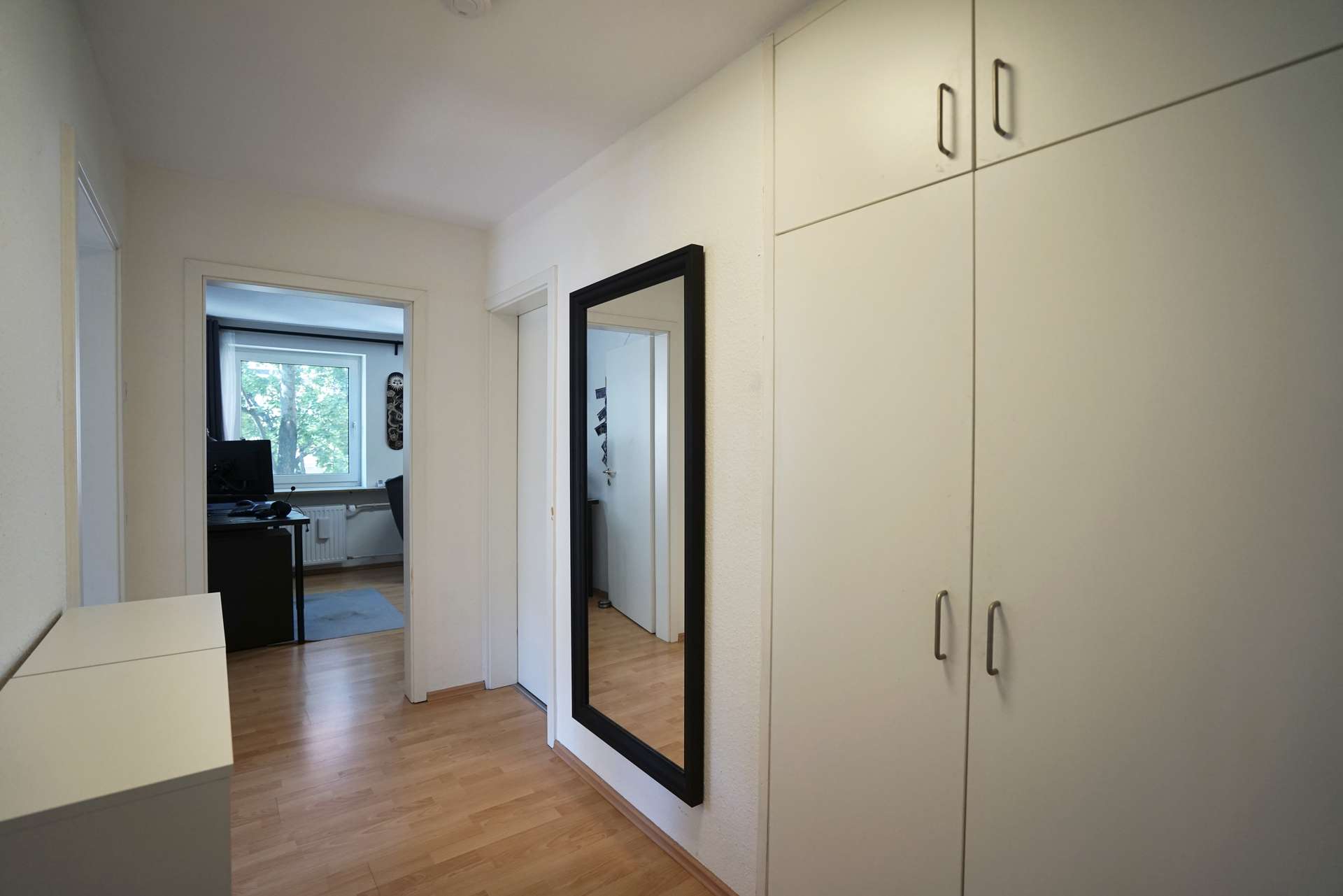 Großzügiger Flur mit Schrank
