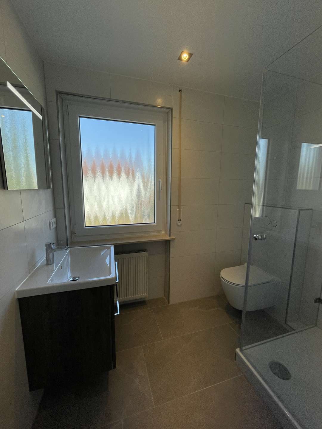 Neue Bäder mit Dusche und Fenster