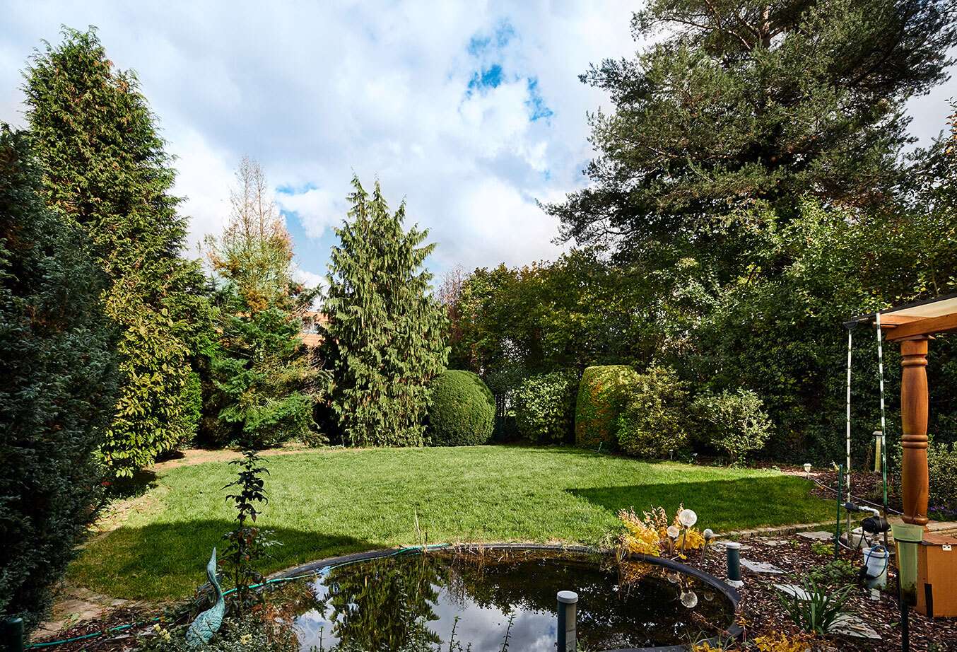 Garten mit Teich und Wiese zum Spielen 