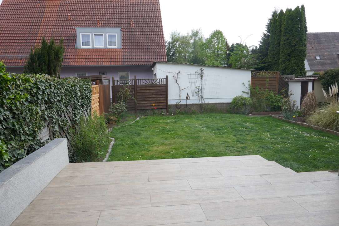 Terrasse mit Blick in den Garten