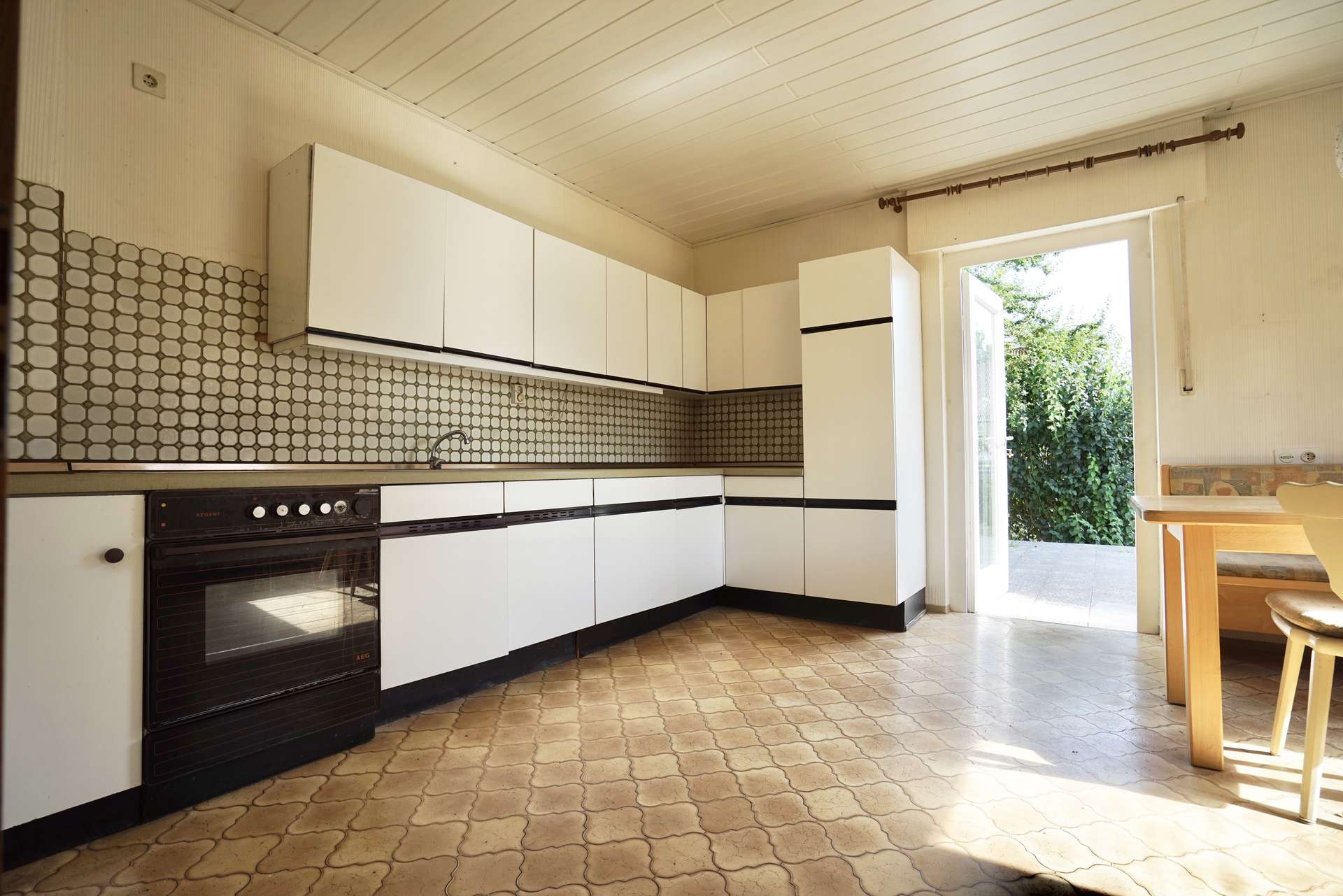 Küche mit Zugang zur Terrasse