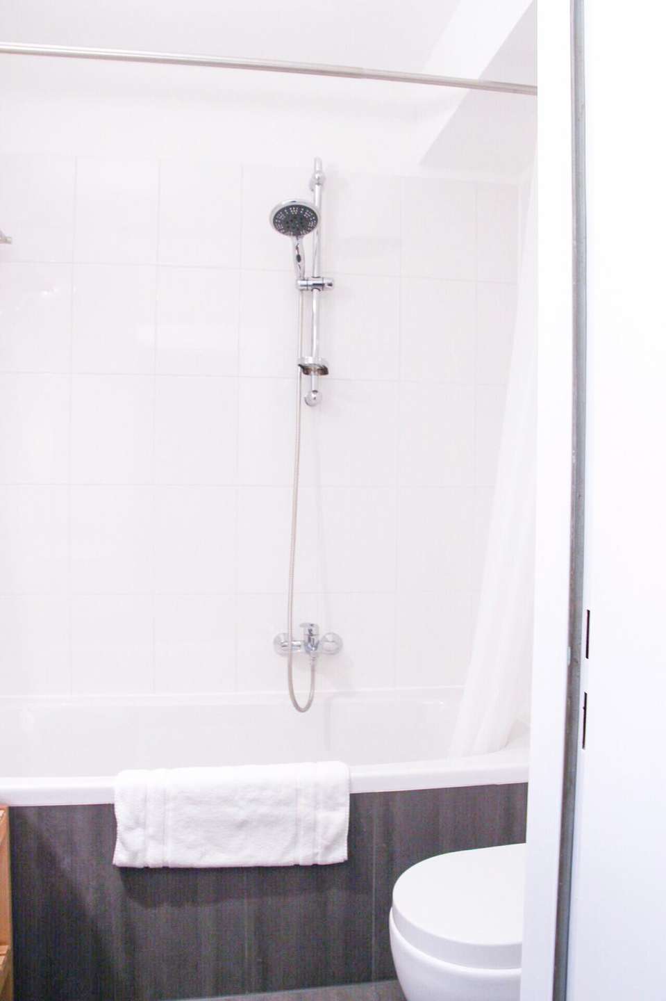 .. mit Wanne und Duschmöglichkeit. 