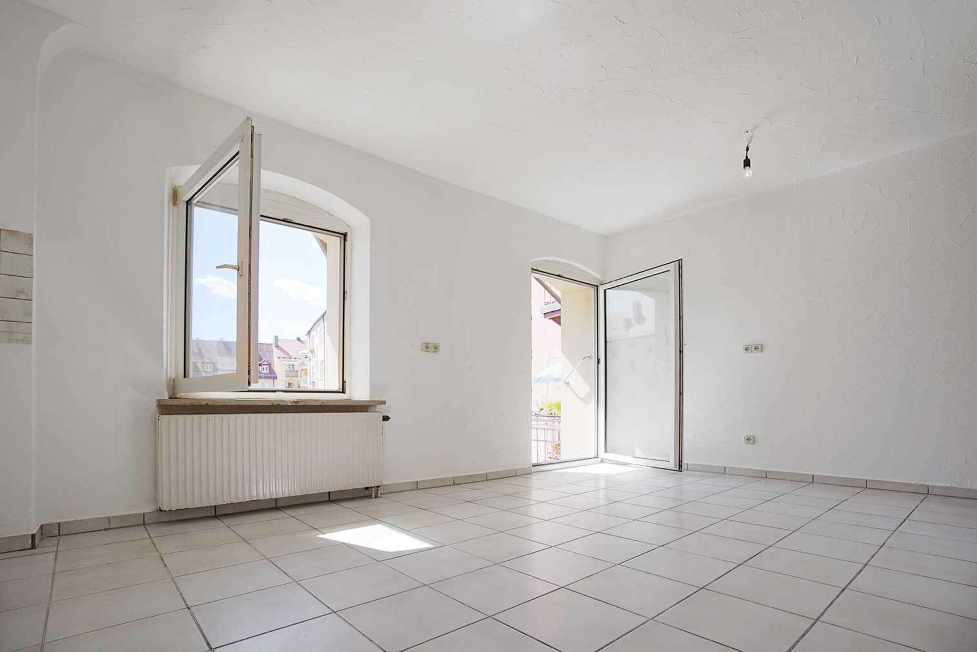 Küche mit Zugang zum Balkon