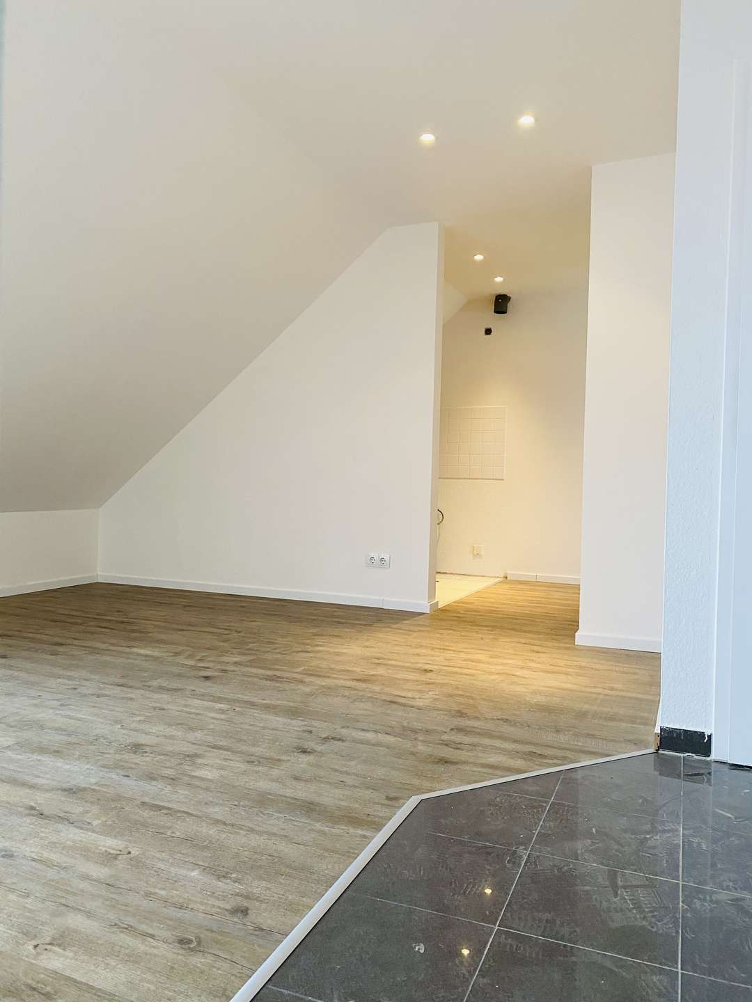 Wohnen + Küche + Flur + Bad + Schlafen + Abstellraum 