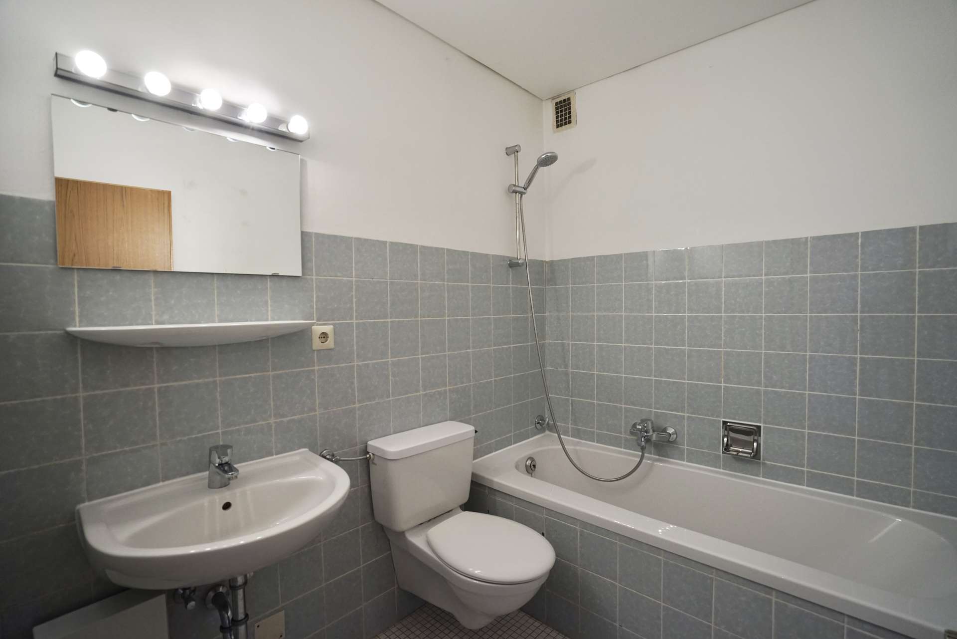 Bad mit Wanne