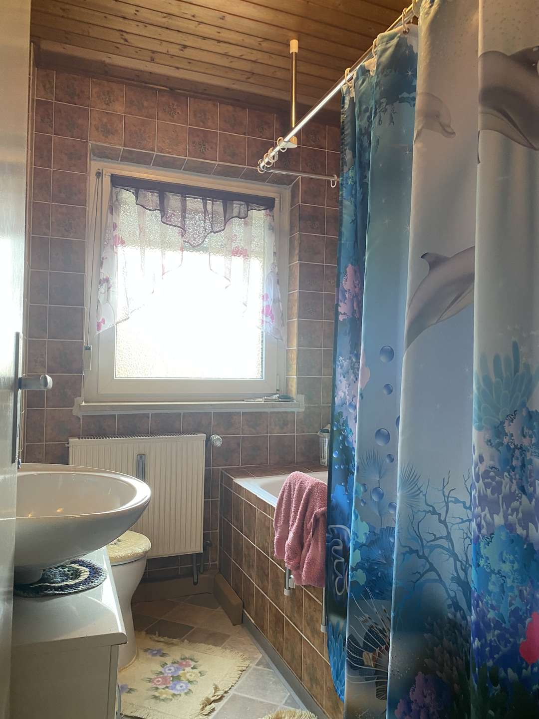 Bad mit Wanne und Fenster