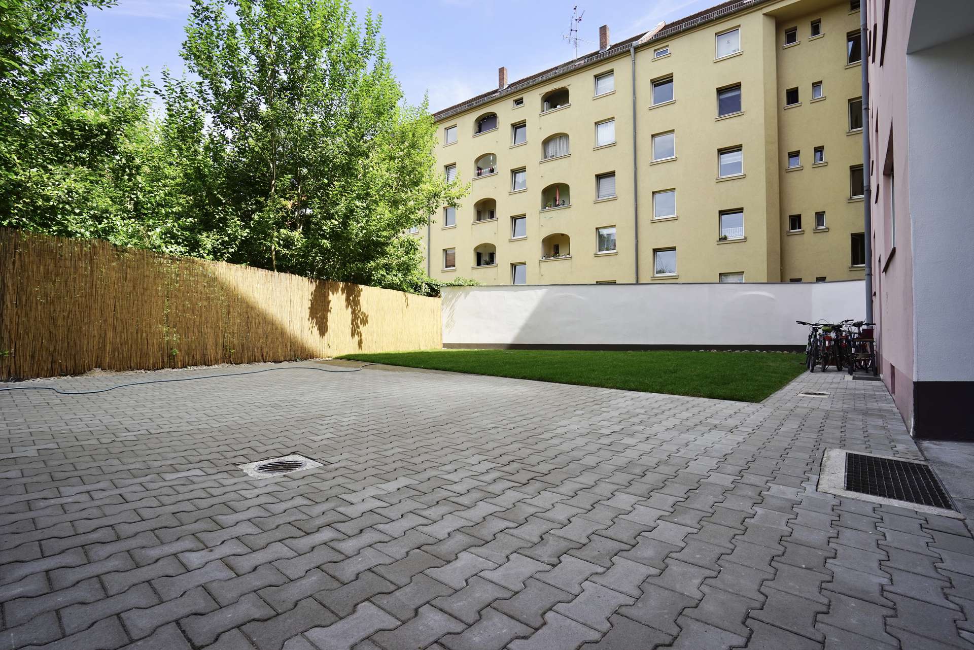 gepflegte Außenanlage 