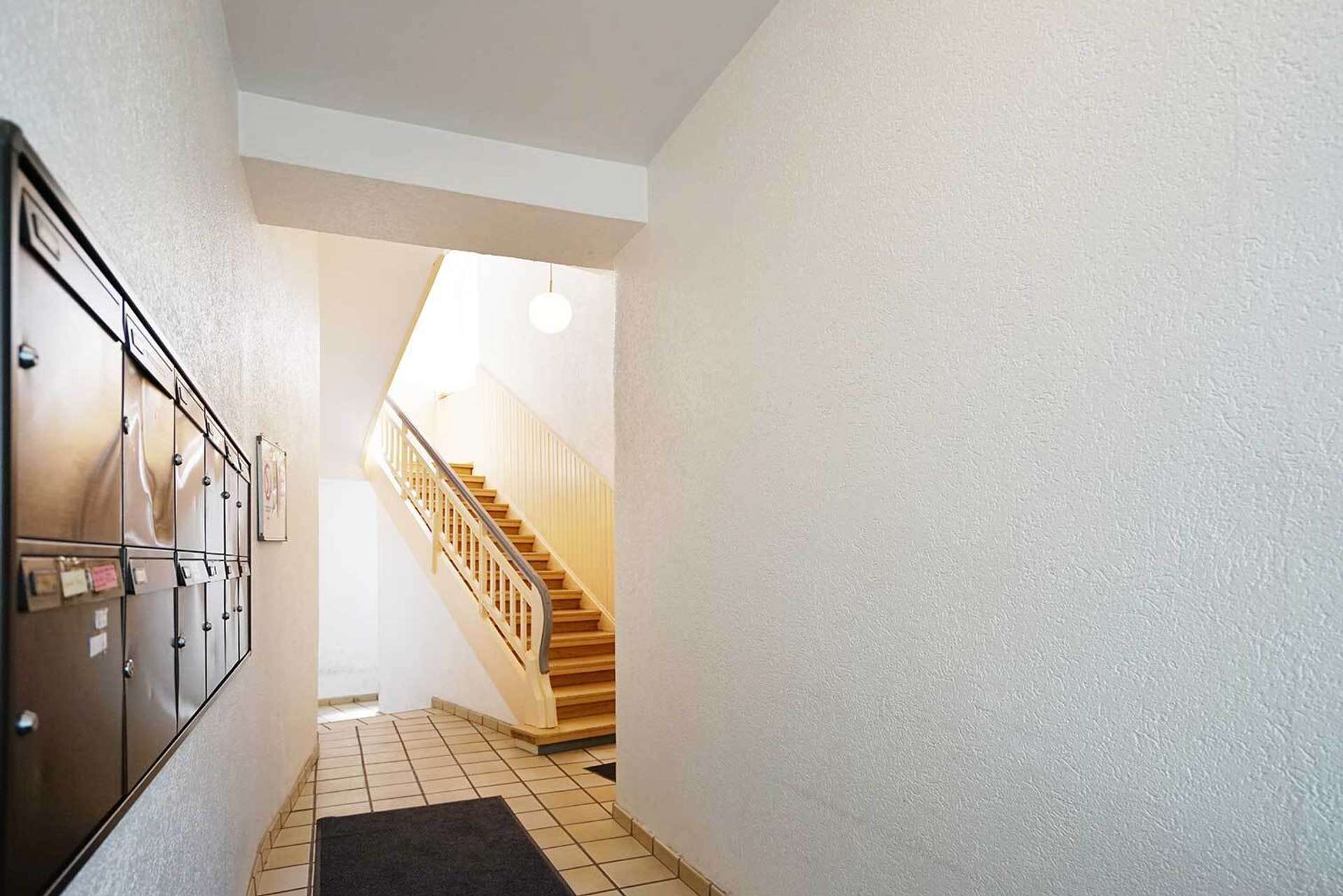 Eingangsbereich mit schöner Holztreppe