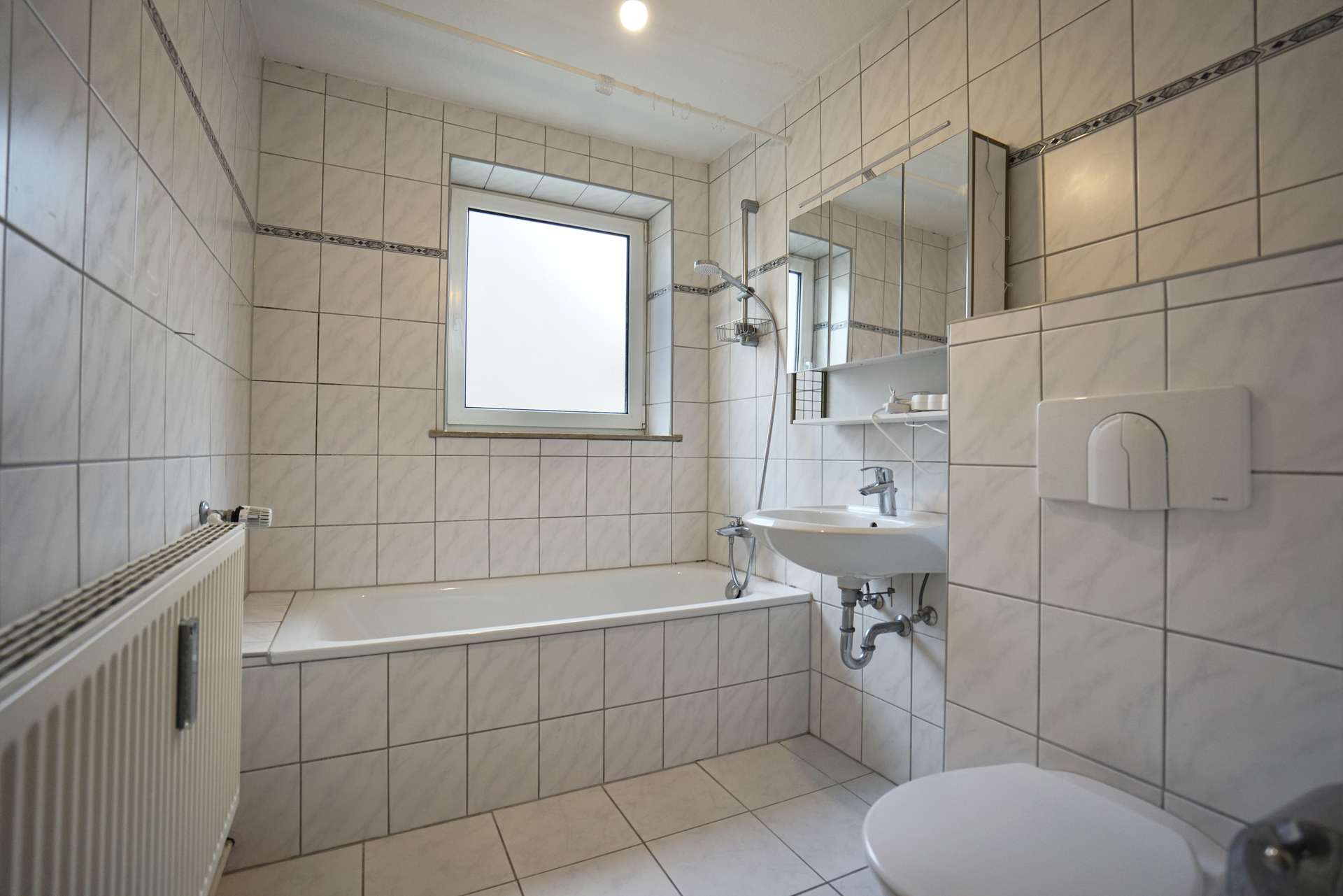 Bad mit Wanne und Fenster