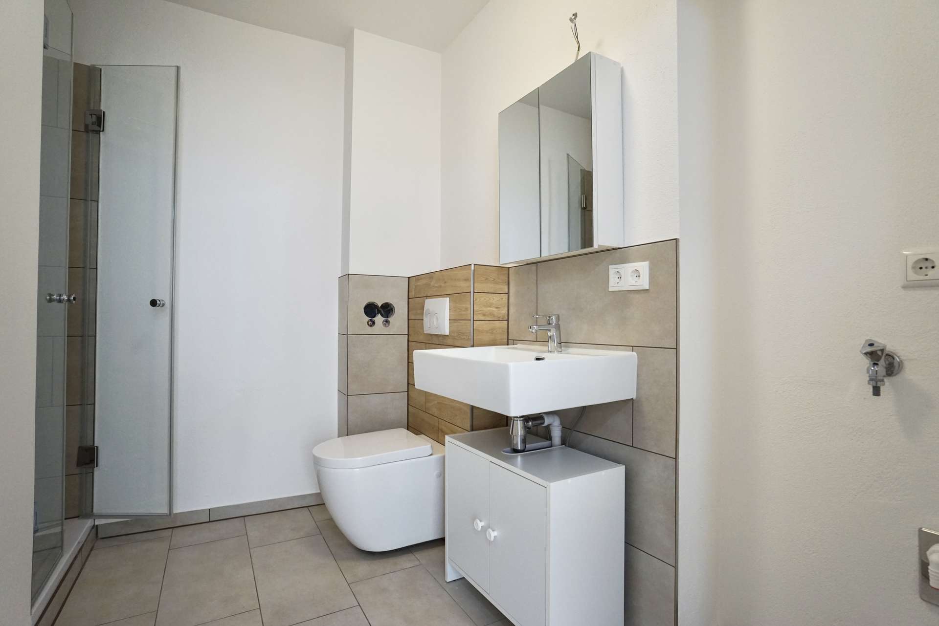 Bad mit Dusche & separaten Gäste WC