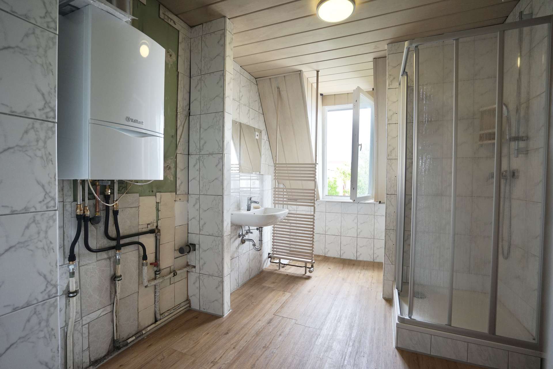 saniertes Bad mit Dusche & Fenster