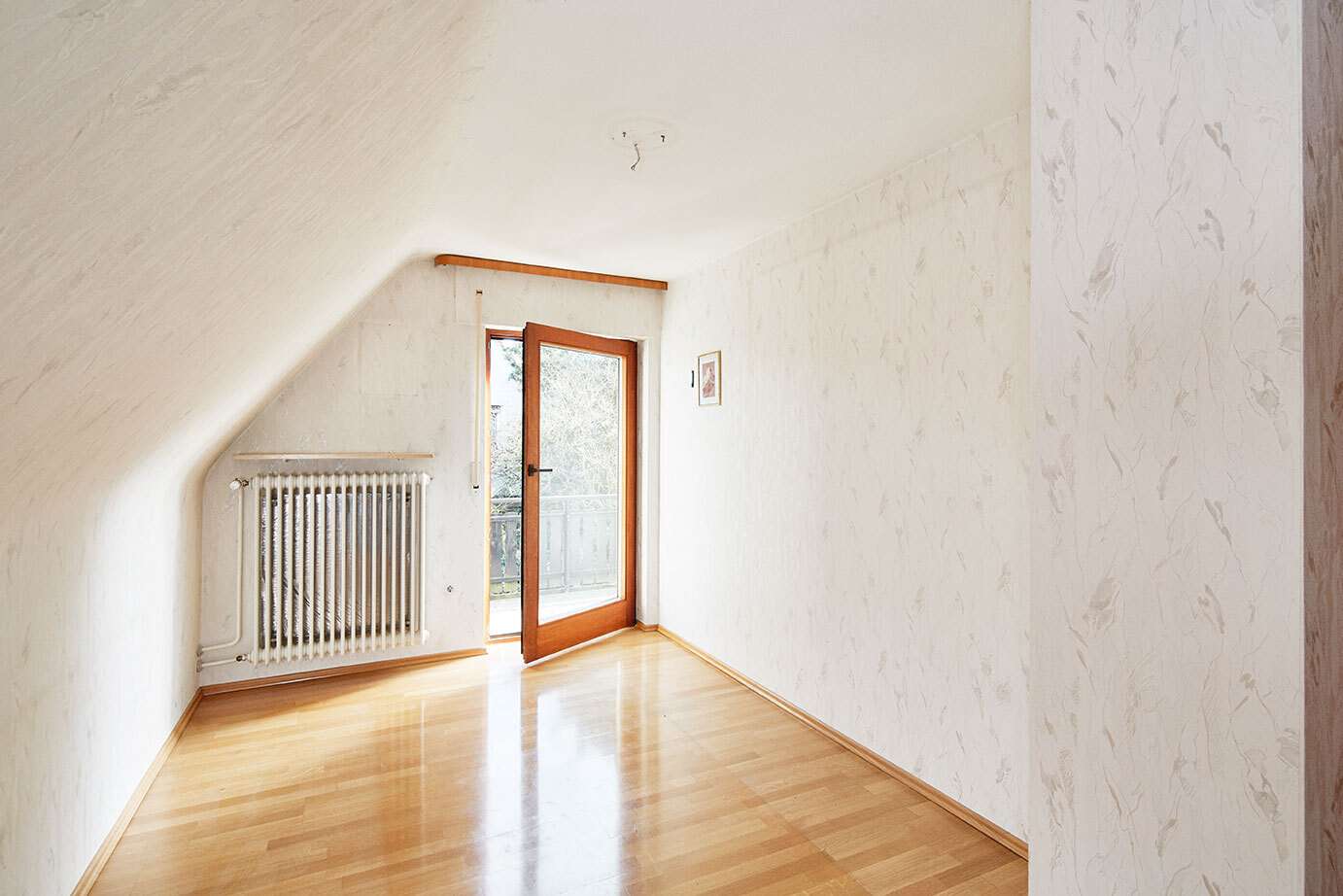 Kinderzimmer mit Balkonzugang 