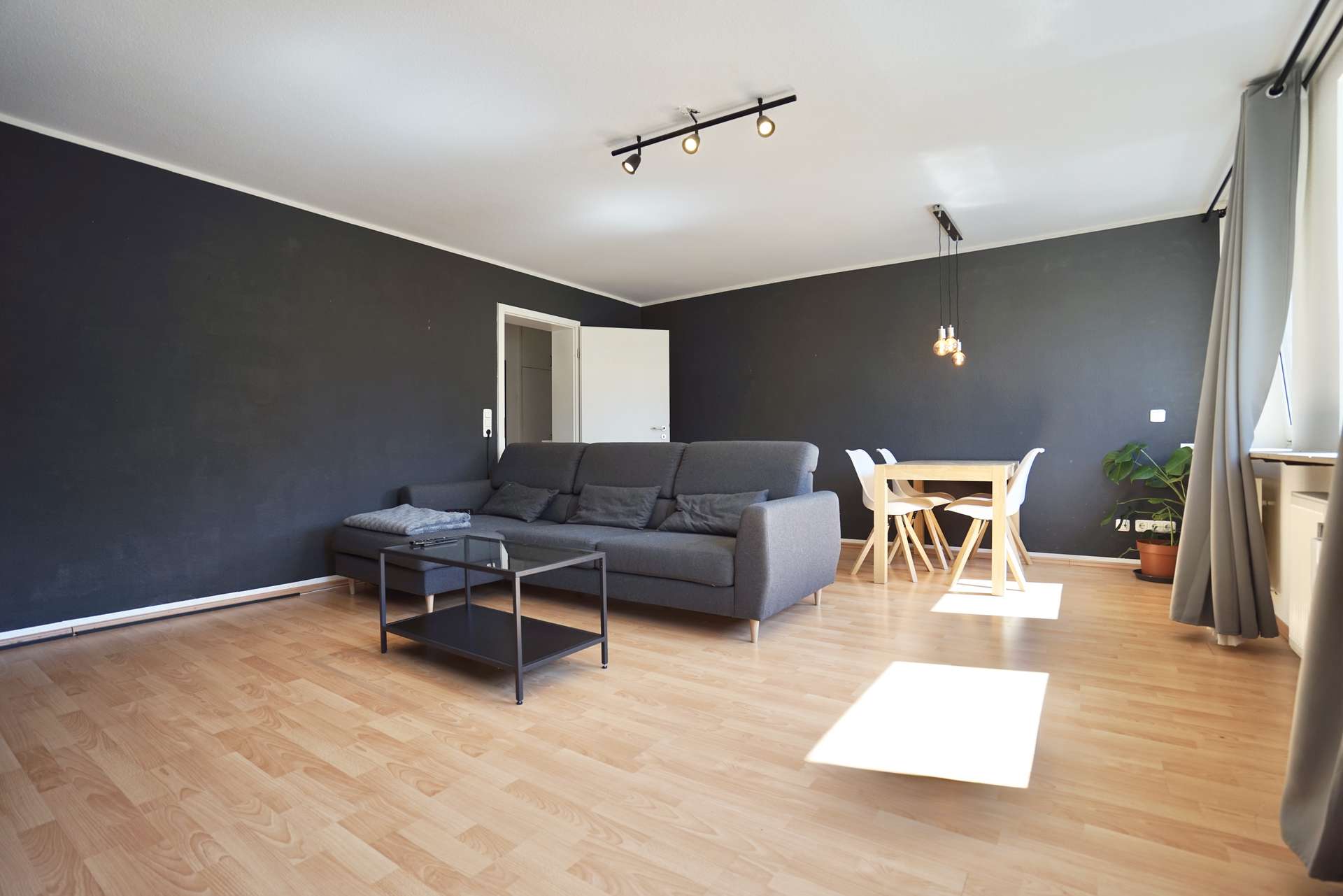 geräumiges Wohnzimmer mit Essen