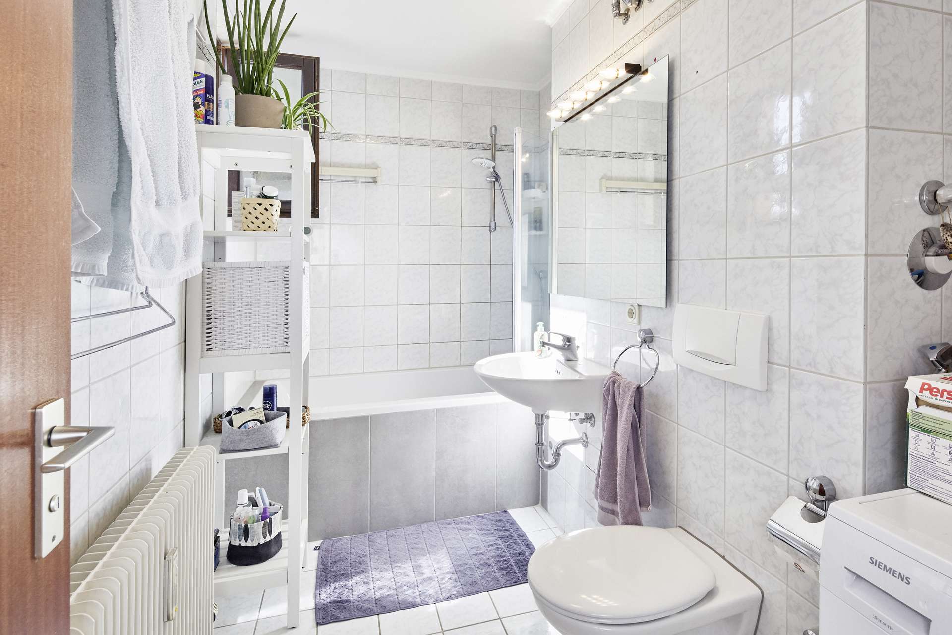 Bad mit Wanne und Tageslicht