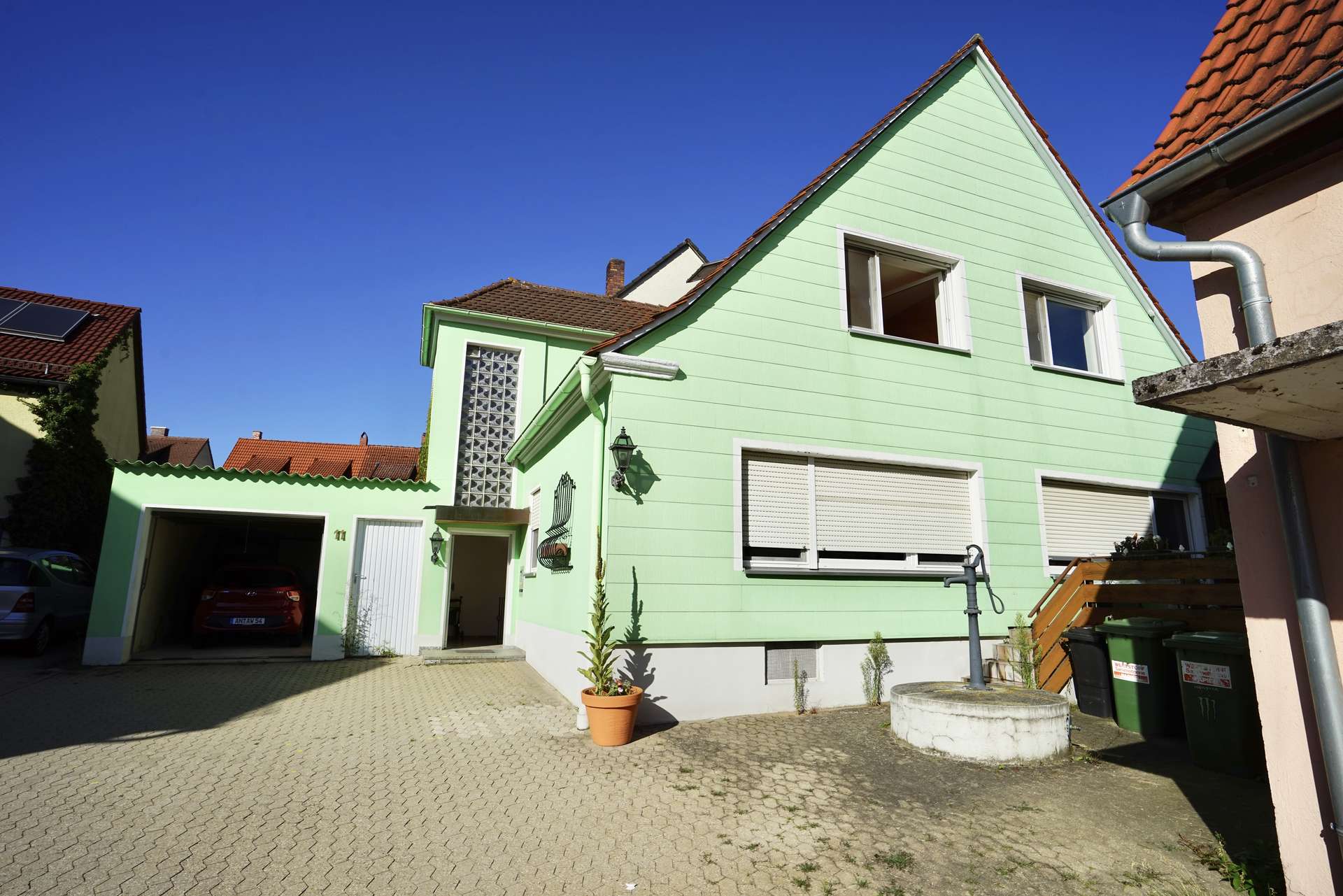 ... mit Gargage, Terrasse