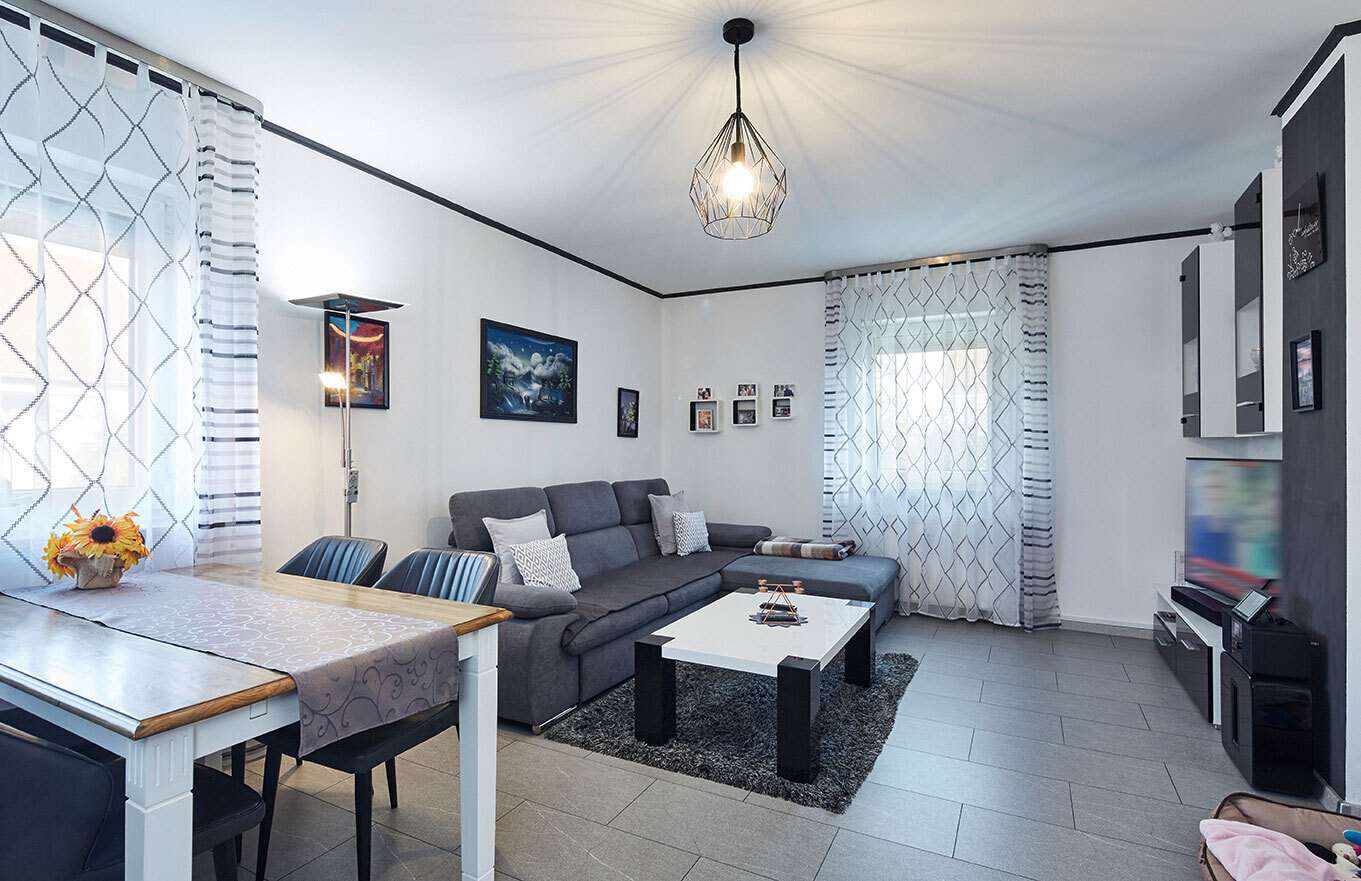 hell, offen, freundlich