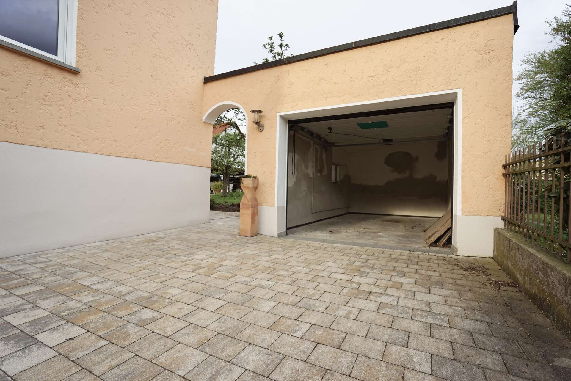 Einzelgarage mit elektr. Tor