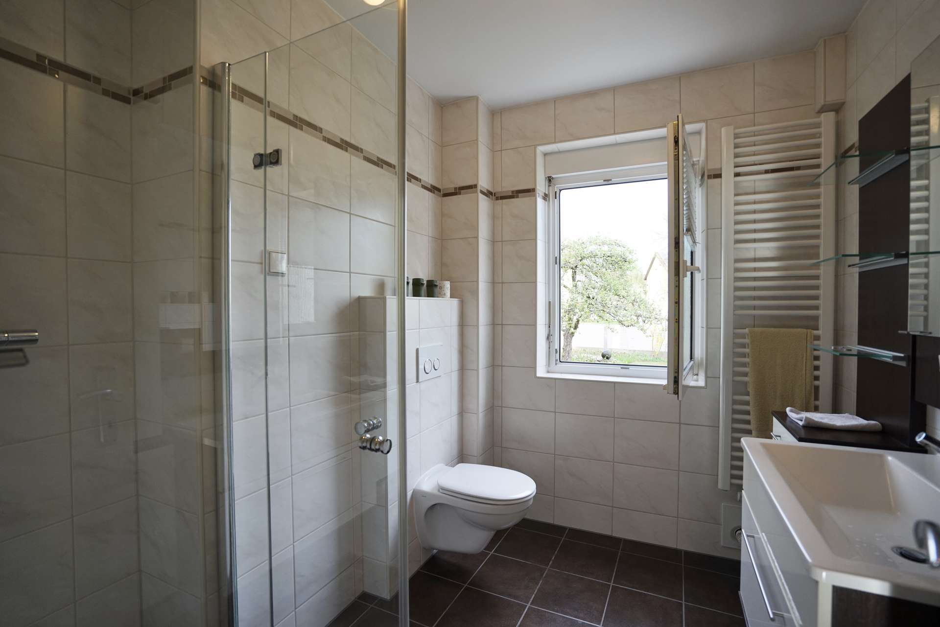 Bad mit Dusche + Fenster