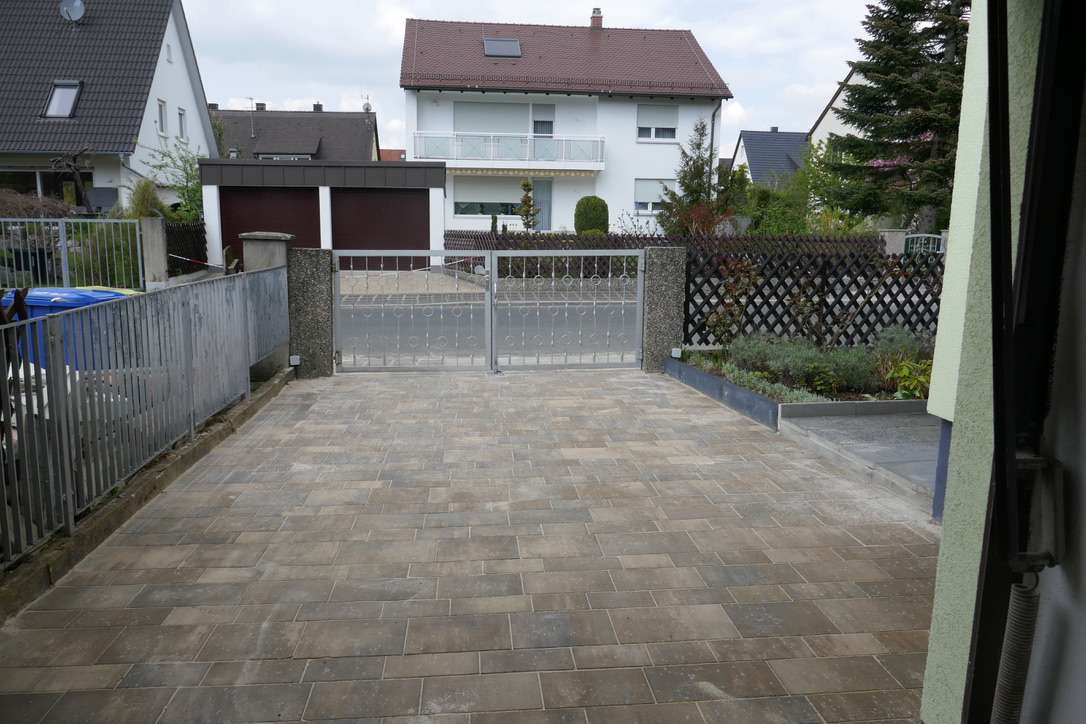 Einfahrt / Zufahrt zur Garage 