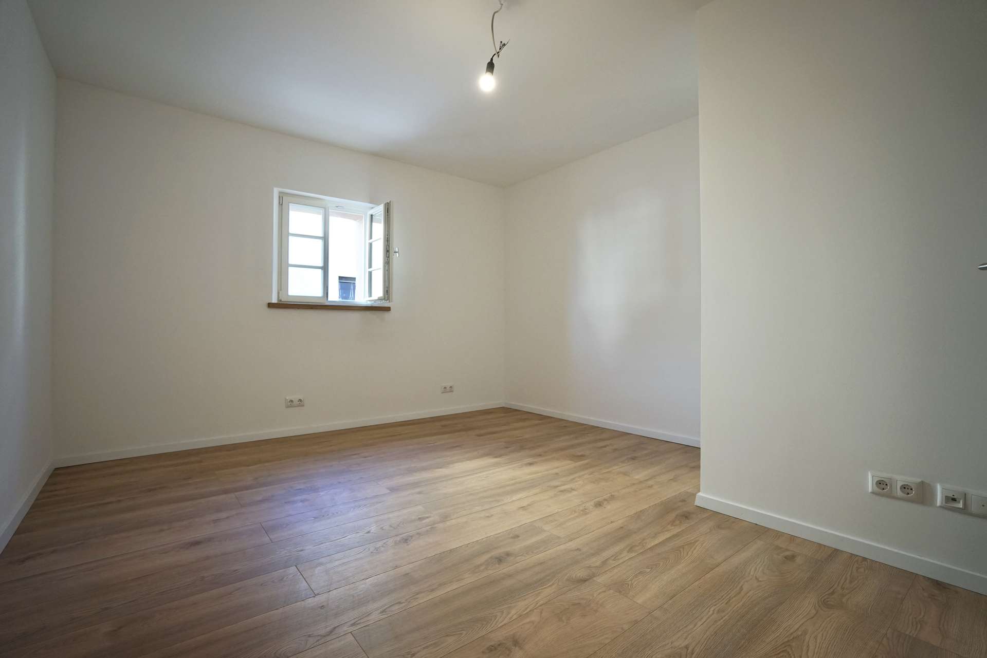 großzügiges u. ruhiges Schlafzimmer