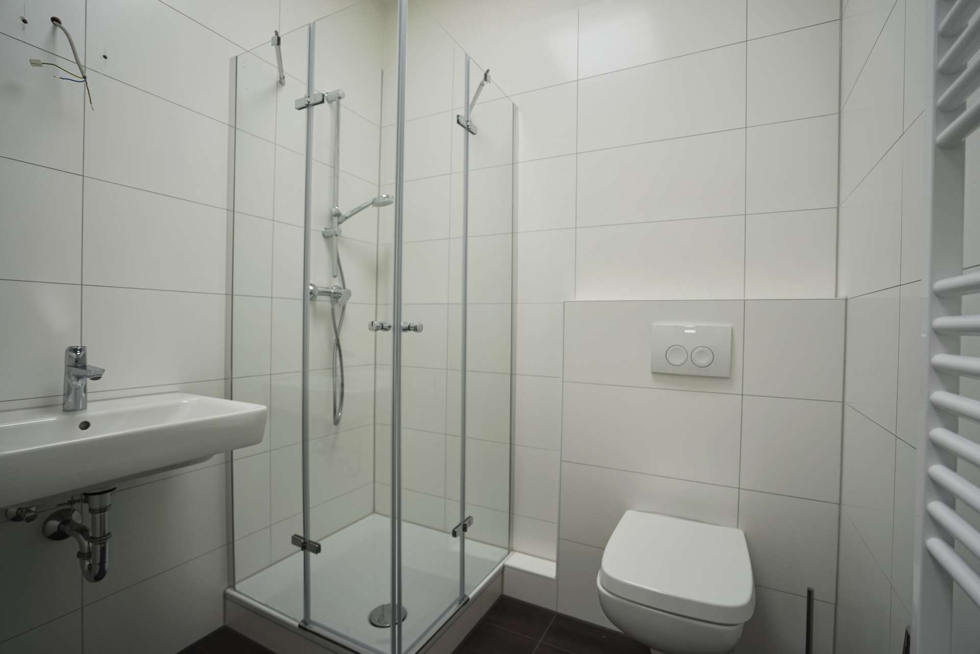Neues Bad mit Dusche und WC 