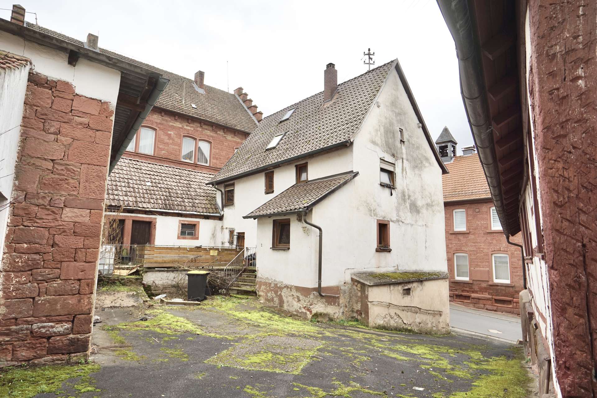 Hof, Wohn- und Nebengebäude