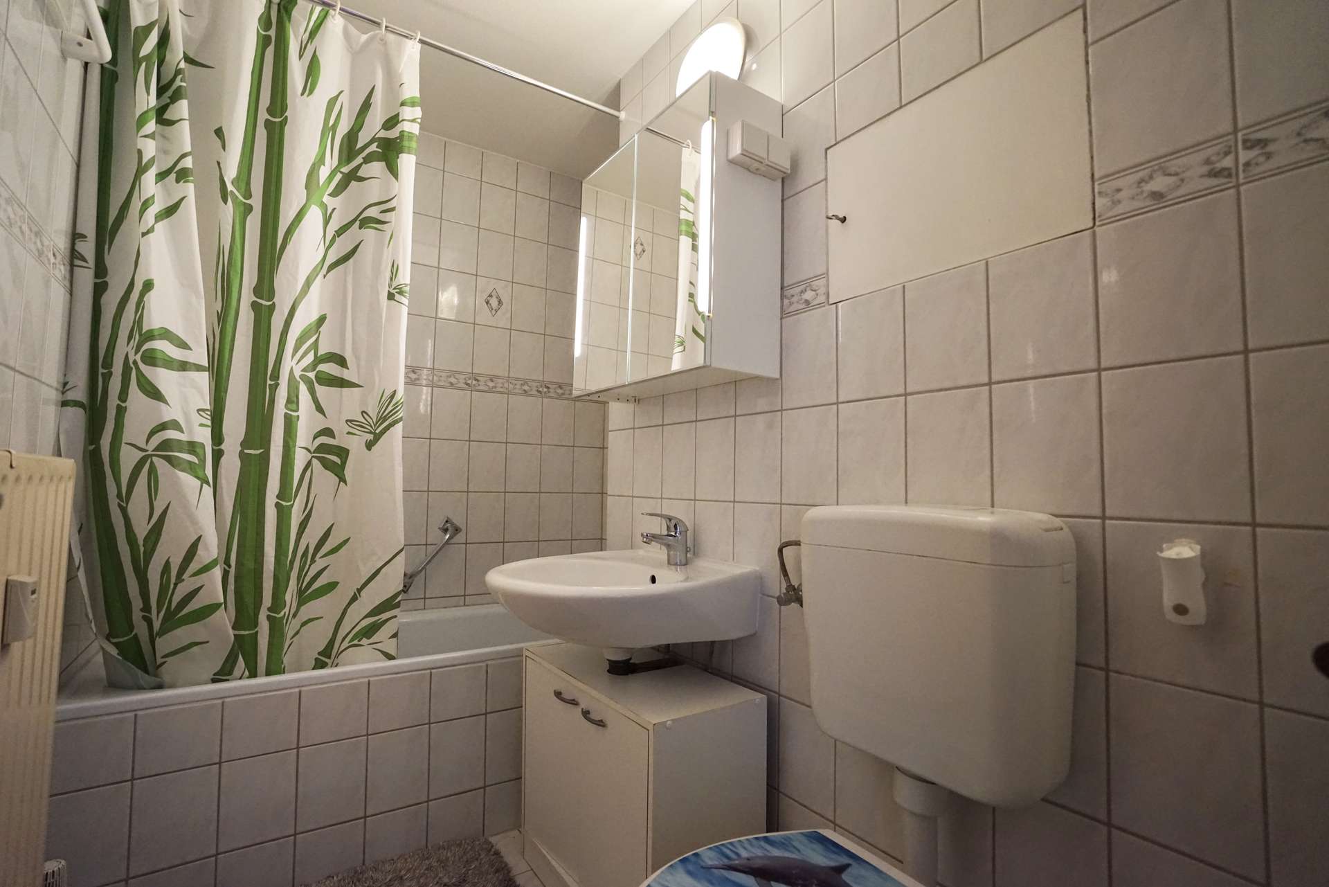 Bad mit Wanne und Duschmöglichkeit