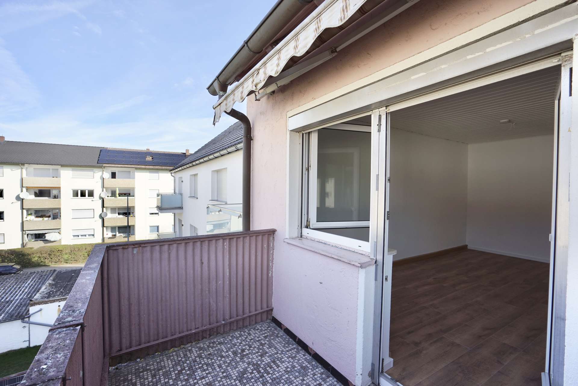 sonniger Balkon in ruhiger Umgebung