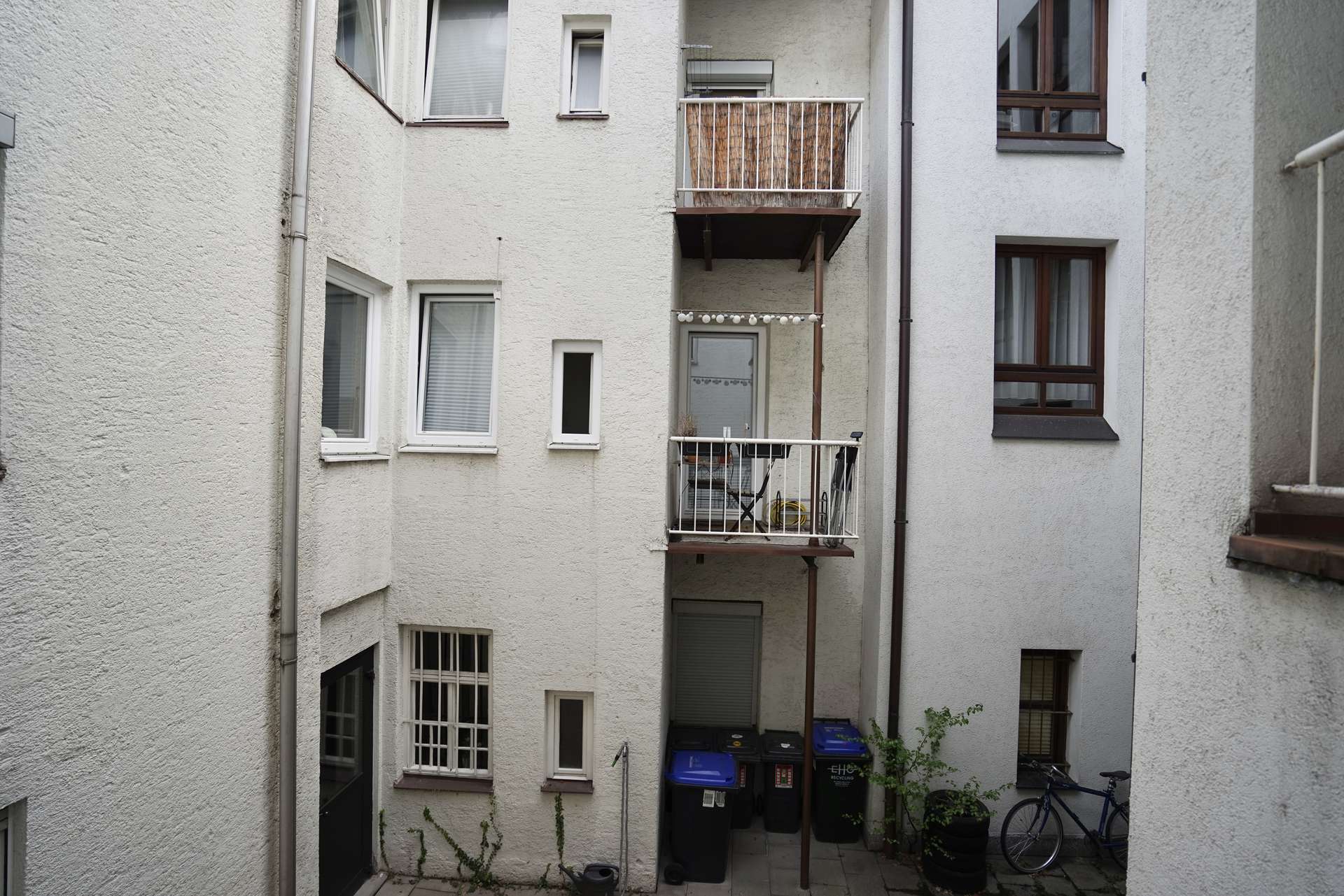 Vorderhaus mit Balkon