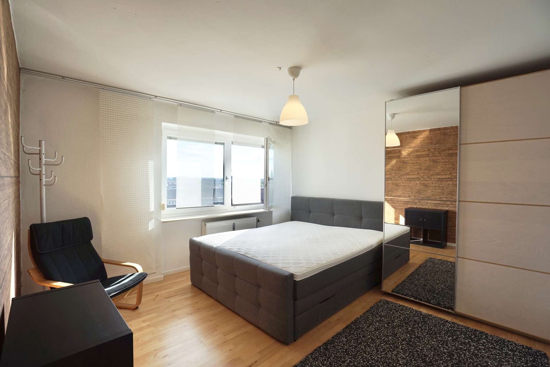 geräumiges Schlafzimmer