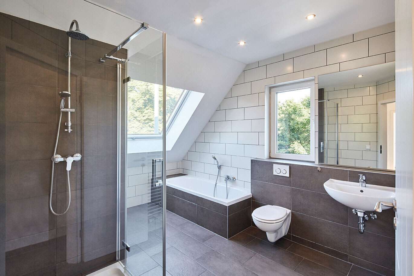 modernes Bad mit Wanne u. Dusche