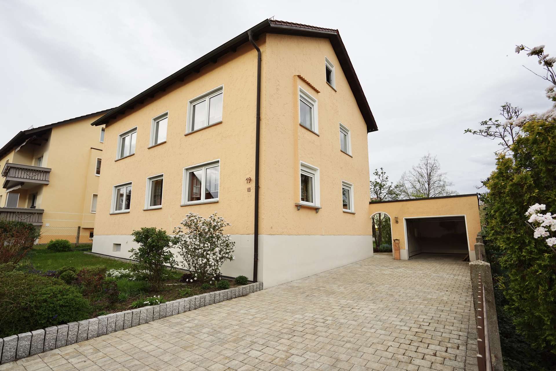 Gepflegtes Haus mit 3 Wohnungen