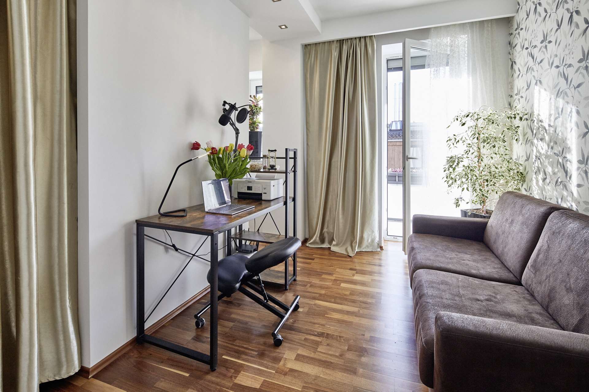Arbeits- oder Gästezimmer mit Zugang zum Balkon