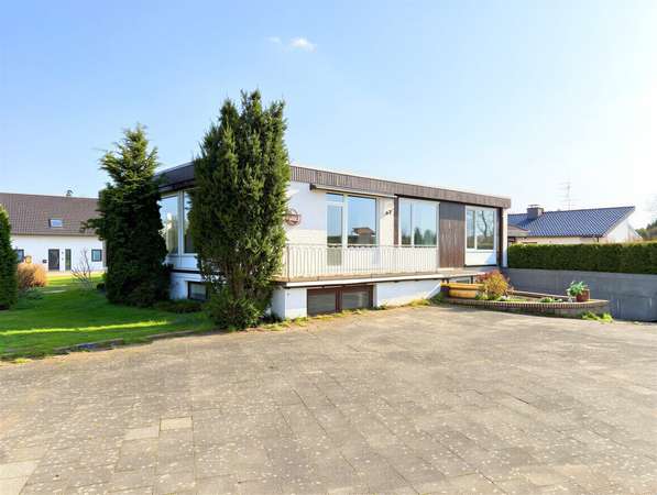Freistehender Bungalow mit Weitblick auf großzügigem Grundstück