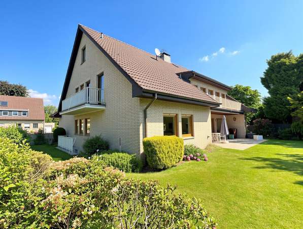Großzügiges Ein-/Zweifamilienhaus mit parkähnlichem Garten & Ausbaureserve