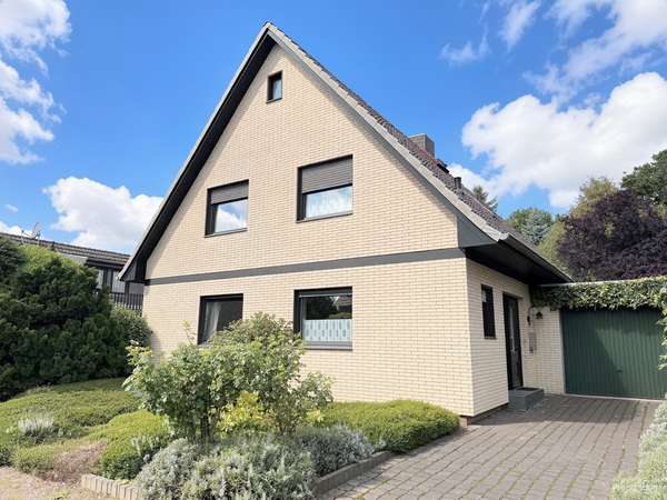 Gepflegtes Einfamilienhaus in ruhiger, naturnaher Lage mit großem Garten und Garage