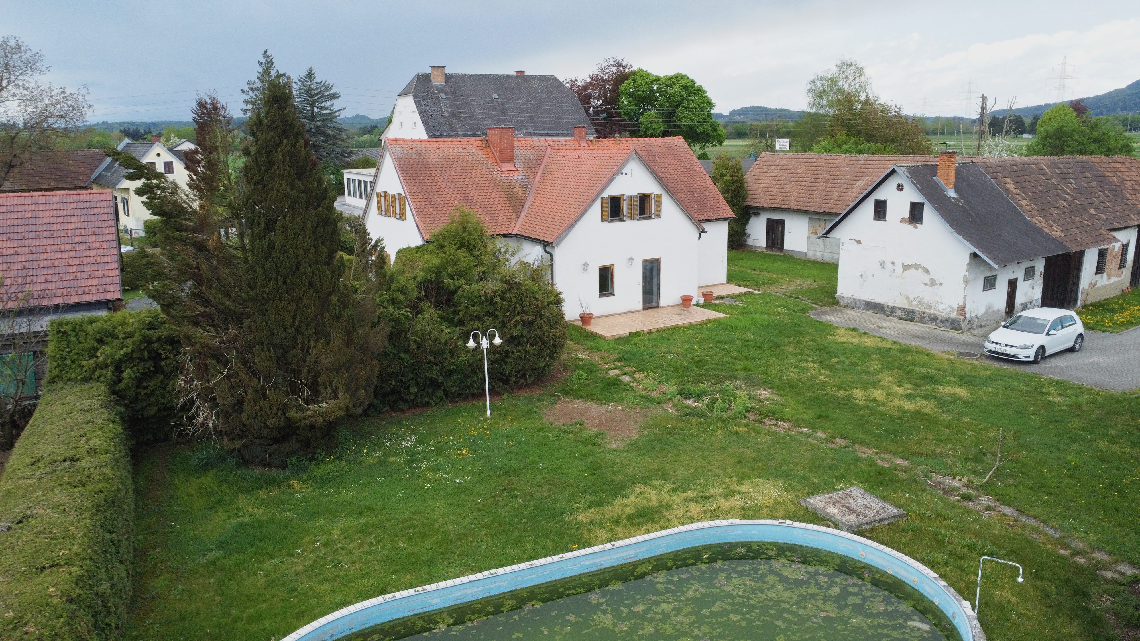 Einfamilienhaus mit großem Grundstück | Wirtschaftsgebäude Einfamilienhaus mit großem Grundstück | Wirtschaftsgebäude