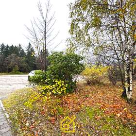 öffentlicher Parkplatz gegenüber