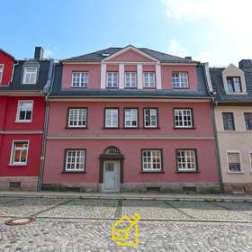 Straßenansicht Haus Parkplätze