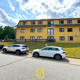 Straßenansicht unten Stellplätze