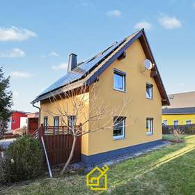 Gartenansicht Haus Photovoltaikanlage