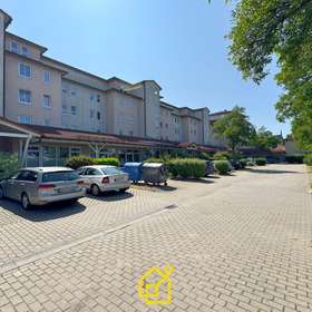 Straßenansicht Parkplätze Gewerbeeinheiten