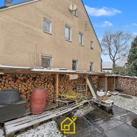 Holzvorrat seitlich vom Haus