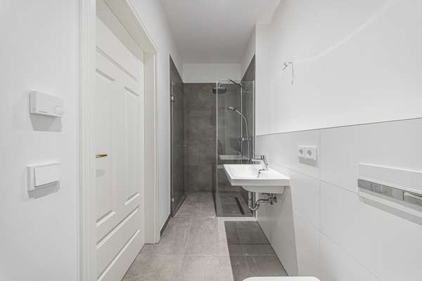 Modernes Duschbad