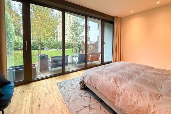 Schlafzimmer mit Zugang zur Terrasse 