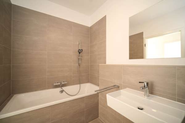 Badezimmer mit Wanne 